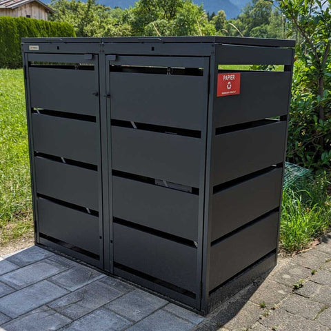 Kundenfoto BIO Stefan Dagobert Mülltonnenbox 2er 120l in Anthrazit, freistehend auf gepflastertem Untergrund vor einem Garten