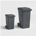 Zwei schwarze Mülltonnen 120l und 240l stehen nebeneinander als Größenvergleich für BIO Stefan Mülltonnenboxen