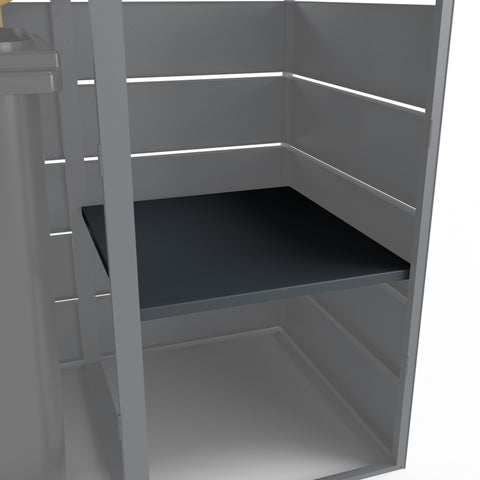 Primo piano di uno scaffale nella box per bidoni della spazzatura Bio Stefan Dagobert.