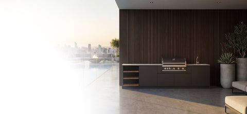 Moderne Outdoor-Küche von BIO Stefan mit Stadtblick und Pool im Hintergrund.