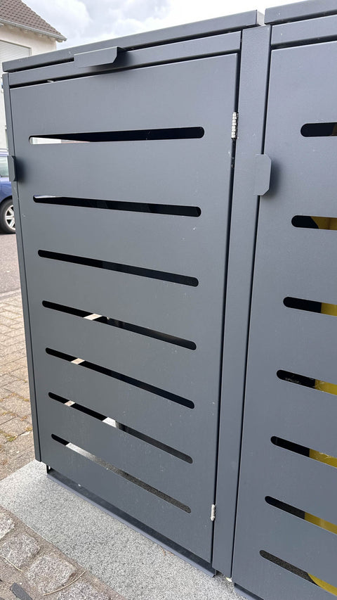 Grijze BIO Stefan box voor vuilnisbakken van metaal met gleuven.