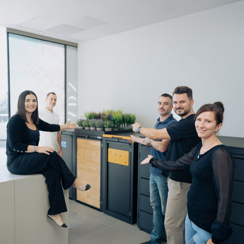 Il team BIO Stefan presenta le cassette per bidoni della spazzatura nello showroom.