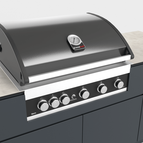 Outdoorküche mit integriertem Grill und Bedienelementen.