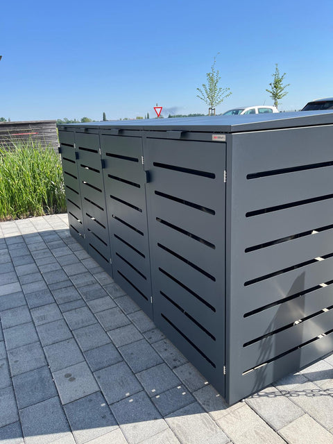 BIO Stefan Alubert mülltonnenbox 4er anthrazit steht auf gepflasterter Terrasse im Freien