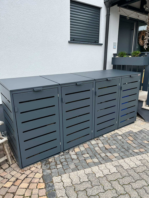BIO Stefan Mülltonnenbox Alubert Anthrazit 4er 240l vor Hauswand auf gepflasterter Einfahrt