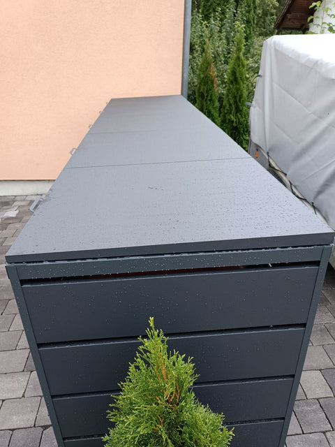 BIO Stefan Dagobert Mülltonnenbox 5er 240l in Anthrazit geschlossen mit Klappdeckel an Hauswand und Thujenhecke