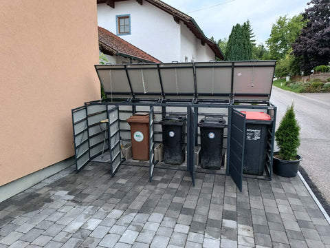 BIO Stefan Dagobert Mülltonnenbox 5er 240l in Anthrazit mit geöffneten Türen und hochgeklappten Deckeln, fünf Tonnen sichtbar