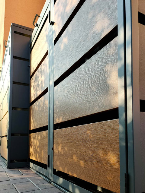 BIO Stefan Dagobert Mülltonnenbox 4er Kombination 120l 240l in Anthrazit mit Holzoptikfront im Sonnenlicht