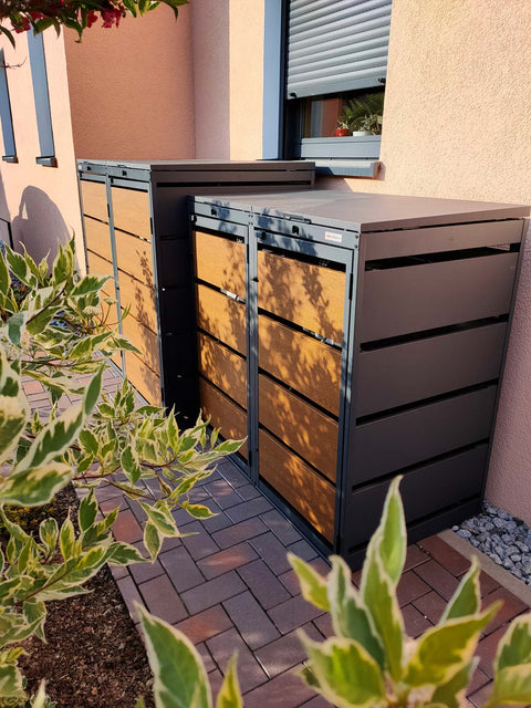BIO Stefan Dagobert Mülltonnenbox 4er Kombination 120l 240l in Anthrazit mit Holzoptikfront vor Hauswand