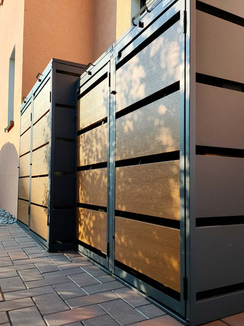 BIO Stefan Dagobert Mülltonnenbox 4er Kombination 120l 240l in Anthrazit mit Holzoptikfront vor Hausfassade