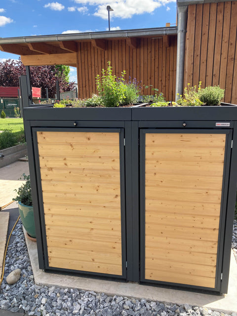 BIO Stefan Holzmichl Mülltonnenbox 2er 120 & 240 l in Anthrazit frontal unter dem Carport mit Holzfront und bepflanztem Pflanzdach