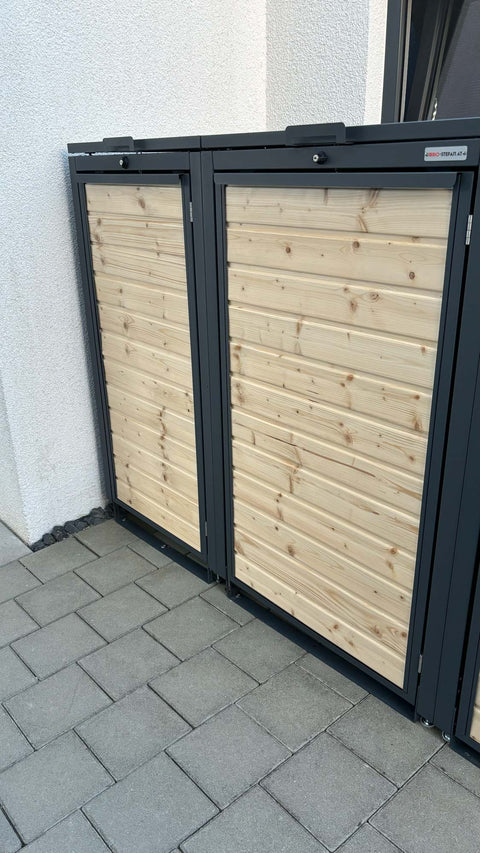 BIO Stefan Holzmichl Mülltonnenbox 3er 120l und 240l in Anthrazit Detailansicht der Fichtenholz-Front mit zentralem Schloss