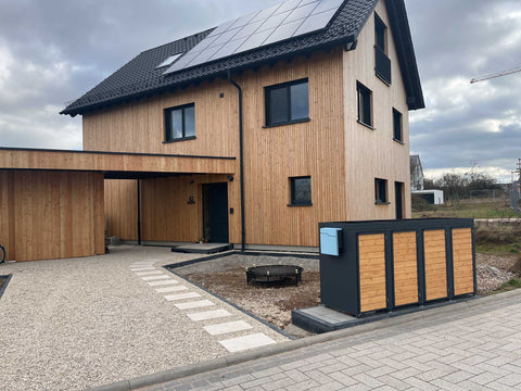 BIO Stefan Holzmichl Mülltonnenbox 4er 120l in Anthrazit mit Holzfront und Pflanzdach vor Holzhaus