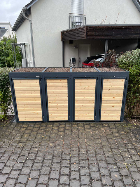 BIO Stefan Holzmichl Mülltonnenbox 4er 240l in Anthrazit mit Holzfront und Pflanzdach vor Einfamilienhaus