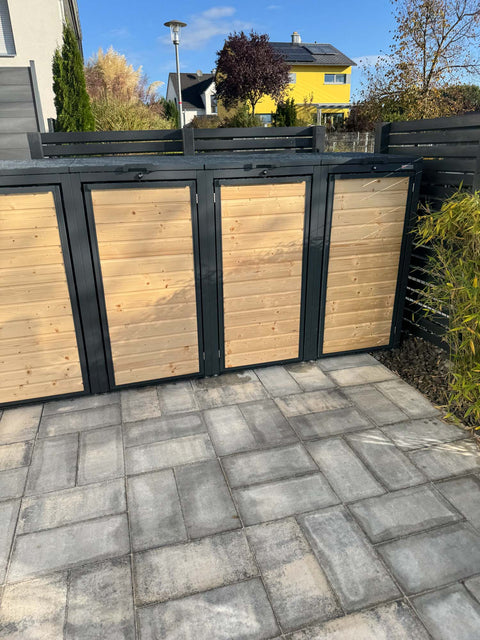 BIO Stefan Holzmichl Mülltonnenbox 4er Kombination 120l 240l, anthrazit mit Holzfront im Garten vor Haus