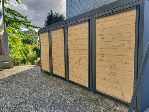 BIO Stefan Holzmichl Mülltonnenbox 4er Kombination 120l 240l mit Holzfront in Anthrazit auf Terrasse