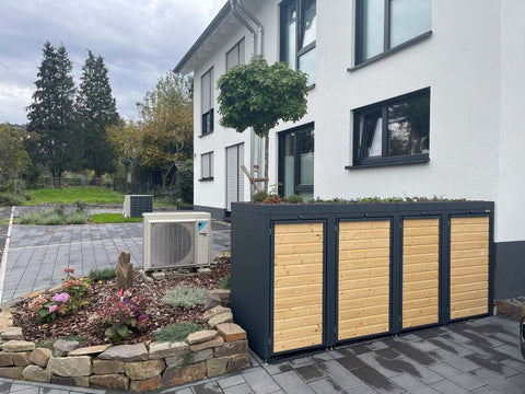 BIO Stefan Holzmichl Mülltonnenbox 4er Kombination 120l 240l in Anthrazit-Holzoptik mit Pflanzdach vor modernem Haus