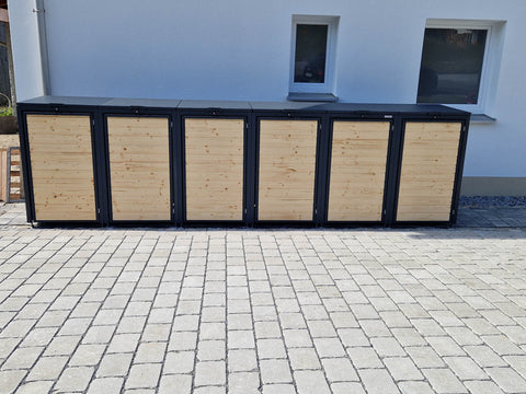 BIO Stefan Holzmichl Mülltonnenbox 6er 240l in Anthrazit RAL 7016 frontal auf der Pflastereinfahrt unter den Fenstern