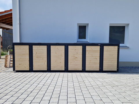 BIO Stefan Holzmichl Mülltonnenbox 6er 240l in Anthrazit RAL 7016 in einer durchgehenden Reihe an der Hauswand neben dem Carport
