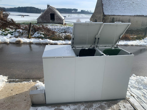 BIO Stefan Holzmichl Mülltonnenbox 3er 120l in Reinweiß RAL 9010 Rückansicht mit geöffneten Deckeln und eingestellten 120-Liter-Tonnen am Straßenrand