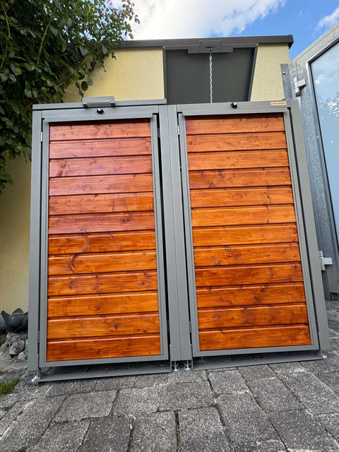 Holzmichl Mülltonnenbox 2er mit gestrichener Fichtenholz-Front in Telegrau am leichten Gefälle