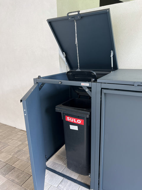 BIO Stefan Stahlfred Mülltonnenbox 2er 240l in Anthrazit mit geöffnetem Klappdeckel und Blick auf die Mülltonne