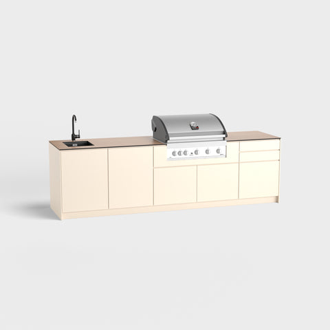 Outdoorküche Emma mit Spüle, Schrank, Grill, Läden und Kühlschrank in RAL9001 und Holz.