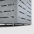Detailansicht BIO Stefan Mülltonnenbox aus Anthrazit-Aluminium mit waagrechten Lüftungsschlitzen.
