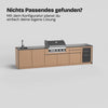 Outdoor-Küche mit Holzfront, Grill und Spüle vor grauem Hintergrund.