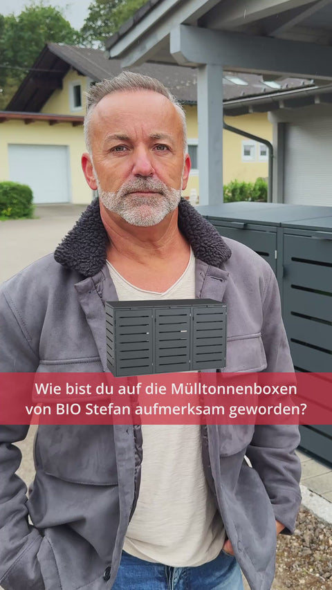 Mann vor grauer BIO Stefan Mülltonnenbox, Text: „Wie bist du auf die Mülltonnenboxen von BIO Stefan aufmerksam geworden?“