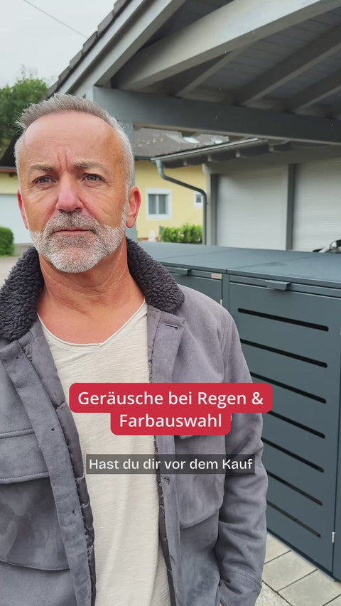 Mann vor anthrazitfarbener BIO Stefan Mülltonnenbox, Texteinblendung „Geräusche bei Regen & Farbauswahl – Hast du dir vor dem Kauf“